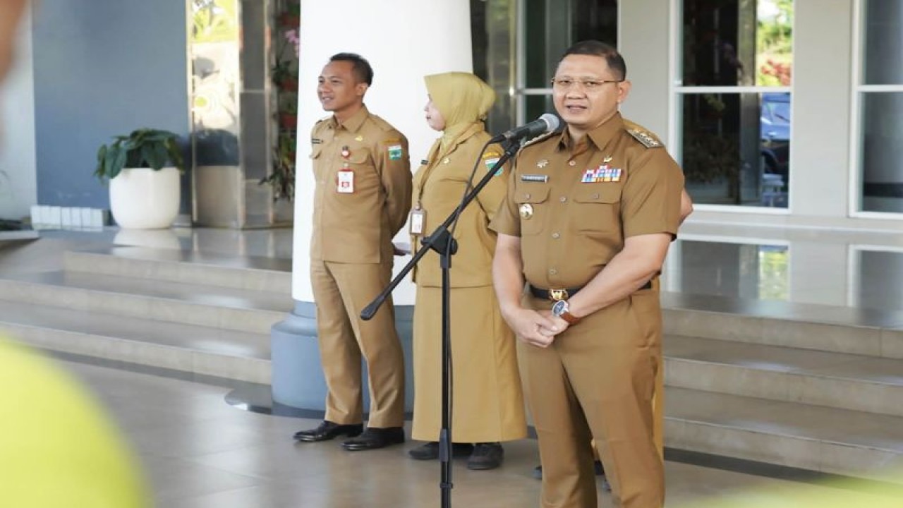Penjabat (Pj) Wali Kota Batu Aries Agung Paewai memberi pengarahan kepada peserta studi tiru sekolah adiwiyata, di Balai Kota Among Tani, Kota Batu, Jawa Timur, Selasa (13/6/2023). (ANTARA/HO-Prokopim Setda Kota Batu)
