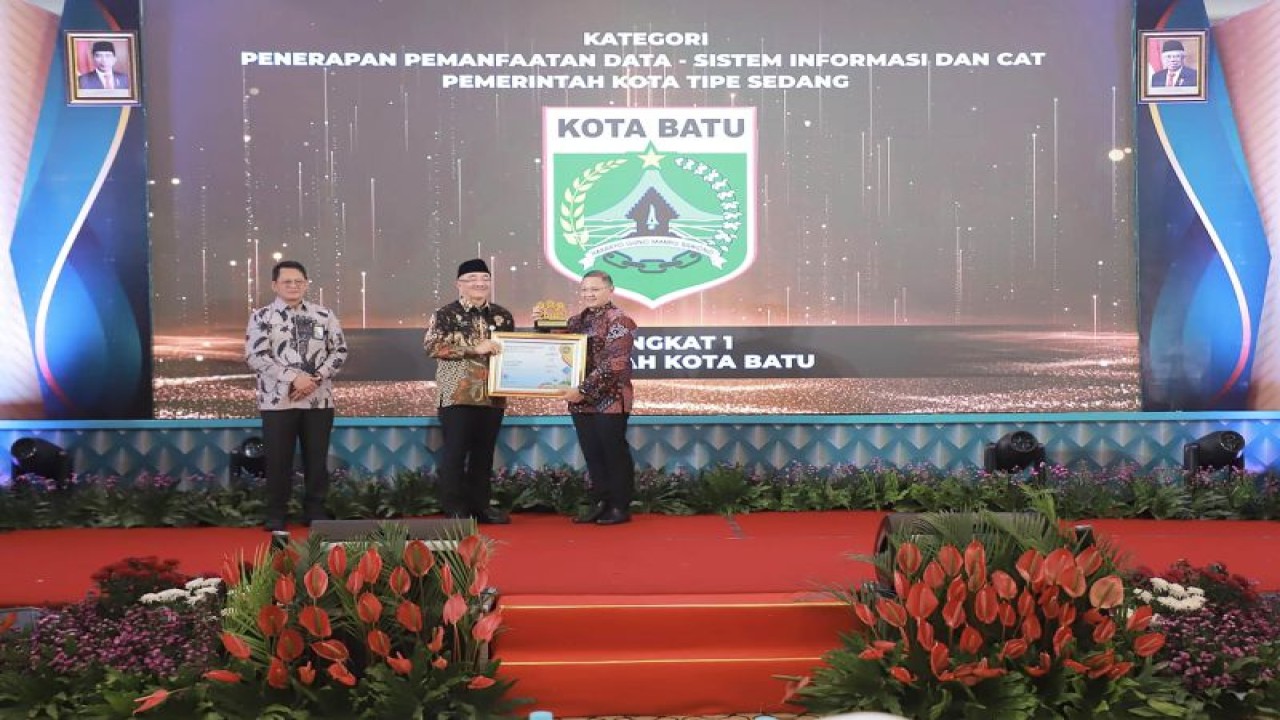 Penjabat (Pj) Wali Kota Batu Aries Agung Paewai (kanan) pada saat menerima penghargaan dari Pelaksana Tugas (Plt) Kepala BKN Bima Haria Wibisana kepada Aries Agung di Surabaya, Jawa Timur, Kamis (8/6/2023). (ANTARA/HO-Prokopim Setda Kota Batu)