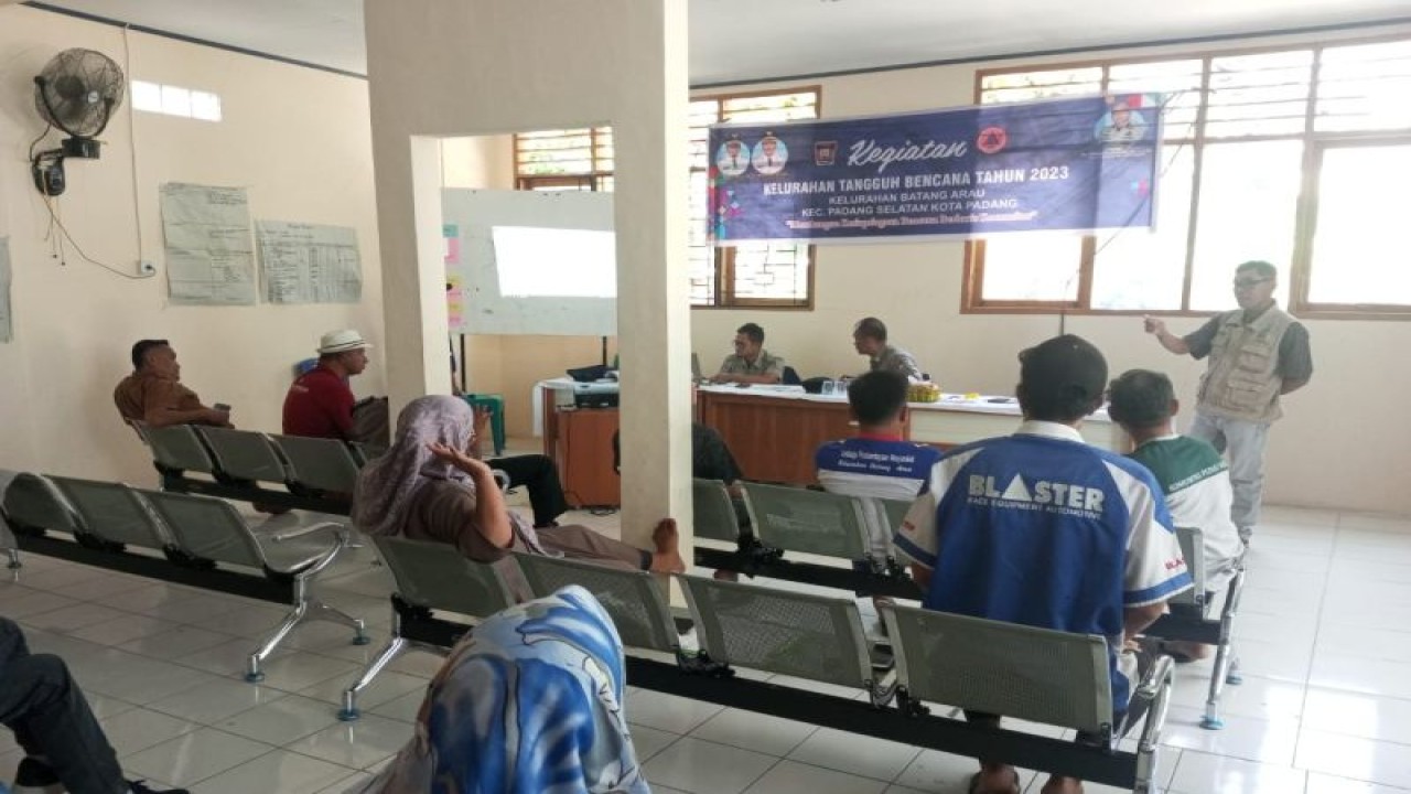 Petugas BPBD melakukan penyuluhan mengenai mitigasi bencana kepada aparat pemerintah kelurahan di Kota Padang, Sumatera Barat. (ANTARA/HO BPBD Padang)