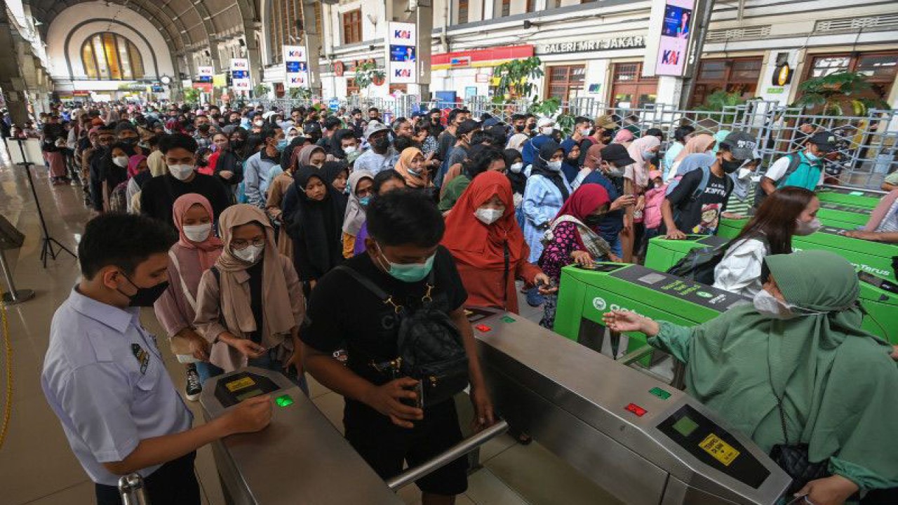 Sejumlah penumpang kereta rel listrik (KRL) Commuterline Jabodetabek mengantre keluar dari Stasiun KA Jakarta Kota di kawasan Kota Tua, Jakarta. ANTARA FOTO/Aditya Pradana Putra/hp.