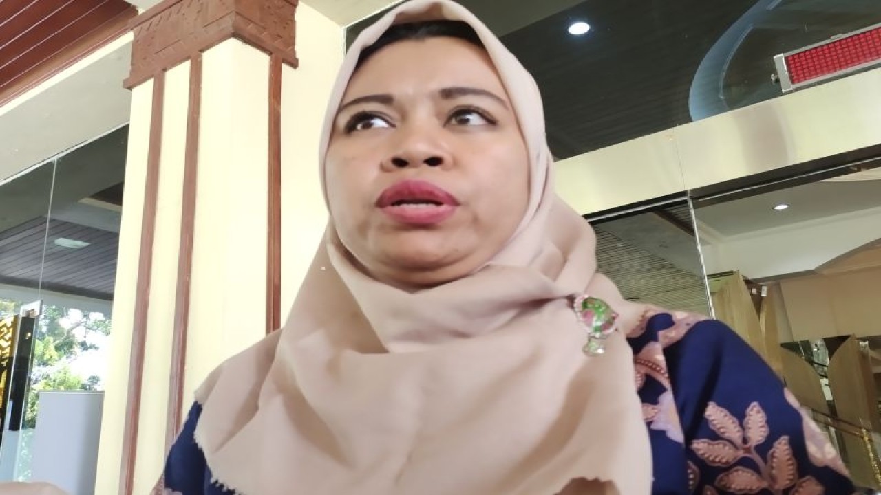 Ketua Komisi Perlindungan Anak Indonesia (KPAI) Ai Maryanti Solihah saat memberi keterangan di Bandarlampung, Jumat (9/7/2023). ANTARA/Ruth Intan Sozometa Kanafi