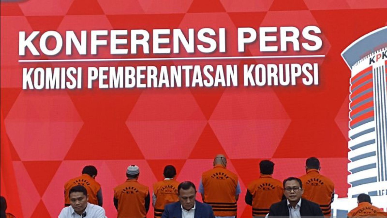 Komisi Pemberantasan Korupsi (KPK) hadirkan para tersangka kasus dugaan korupsi tunjangan kinerja di Kementerian Energi dan Sumber Daya Mineral (ESDM), dalam jumpa pers di Gedung Merah Putih KPK, Jakarta Selatan, Kamis (15/6/2023). ANTARA/Fianda Sjofjan Rassat