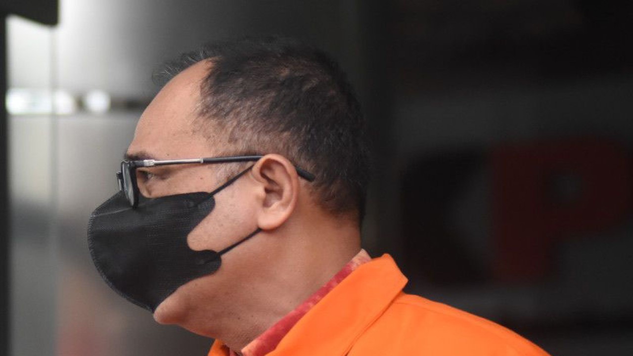 Tersangka kasus dugaan gratifikasi pemeriksaan perpajakan pada Ditjen Pajak Kementerian Keuangan Rafael Alun Trisambodo berjalan usai menjalani pemeriksaan di Gedung Merah Putih KPK, Jakarta, Kamis (25/5/2023). ANTARA FOTO/Indrianto Eko Suwarso/aww