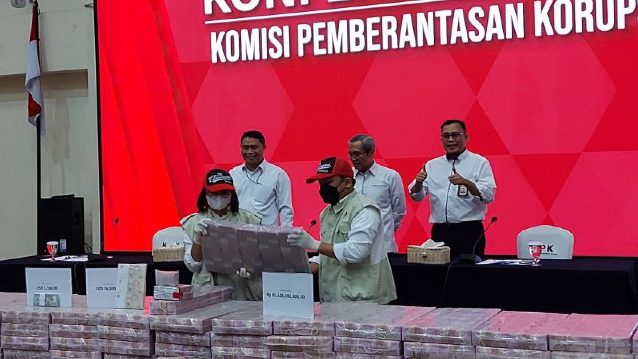 Komisi Pemberantasan Korupsi (KPK) memperlihatkan uang tunai senilai Rp81.994.493.000 yang disita dalam perkara tindak pidana pencucian uang (TPPU) dari tersangka Gubernur Papua nonaktif Lukas Enembe dalam konferensi pers di Gedung Merah Putih KPK, Jakarta Selatan, Senin (26/6/2023). ANTARA/Fianda Sjofjan Rassat