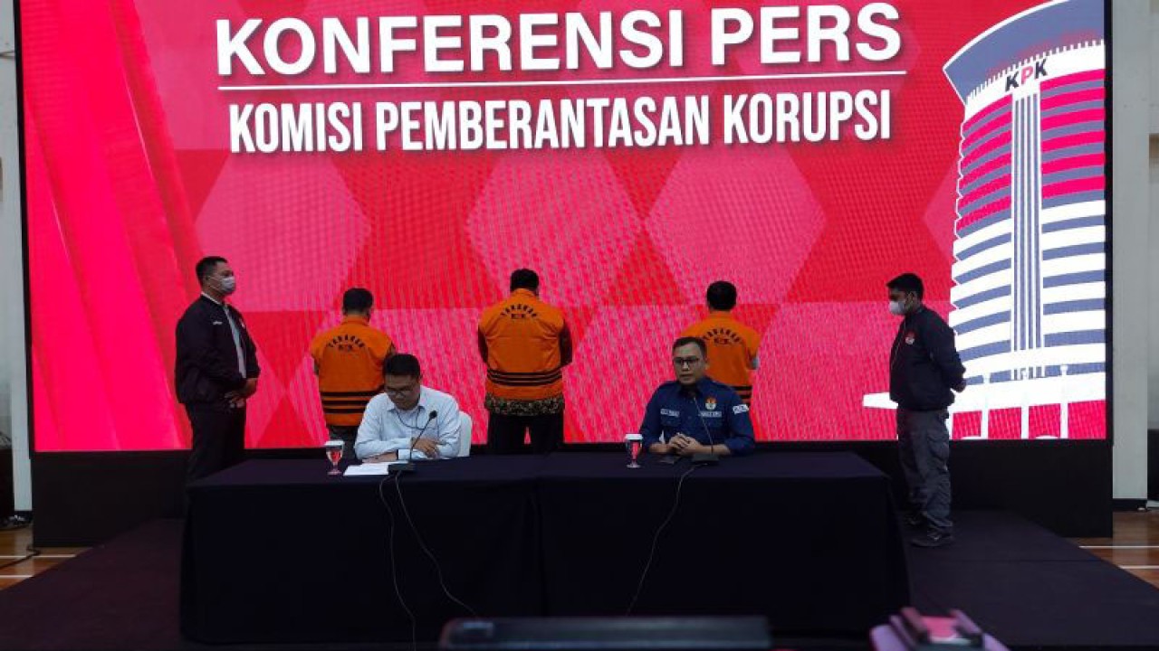 Komisi Pemberantasan Korupsi (KPK) hadirkan tiga tersangka dugaan suap jual beli jabatan di lingkungan Pemerintah Kabupaten Pemalang, dalam jumpa pers di Gedung Merah Putih KPK, Jakarta Selatan, Selasa (27/6/2023). ANTARA/Fianda Sjofjan Rassat