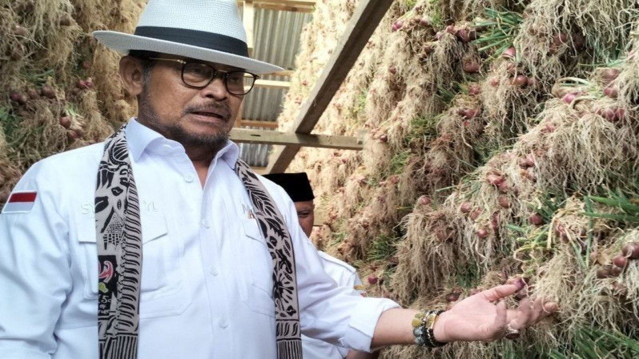 Arsip foto - Menteri Pertanian (Mentan) RI Syahrul Yasin Limpo saat melakukan peninjauan kawasan pengembangan bawang merah yang berada di Kabupaten Solok, Sumatera Barat, Rabu (14/6/2023). ANTARA/Muhammad Zulfikar