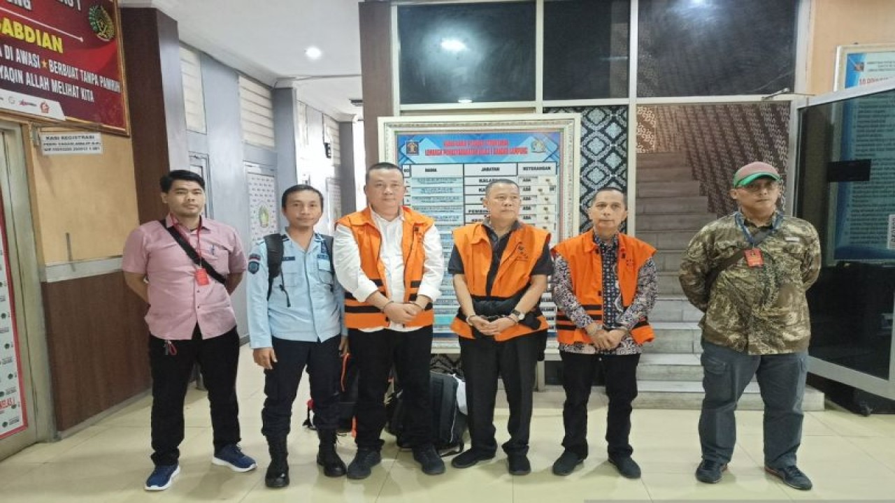 Komisi Pemberantasan Korupsi (KPK) mengeksekusi tiga orang terpidana terkait perkara suap penerimaan mahasiswa baru (maba) di Universitas Lampung (Unila) ke Lembaga Pemasyarakatan Klas I Bandar Lampung, Kamis (15/6/2023). ANTARA/HO-KPK
