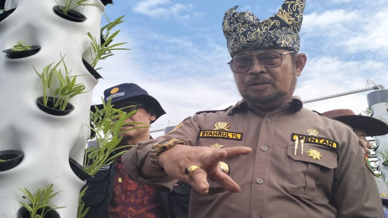 Arsip foto - Menteri Pertanian (Mentan) RI Syahrul Yasin Limpo saat mengunjungi persiapan Penas Tani di Padang. ANTARA/Muhammad Zulfikar)