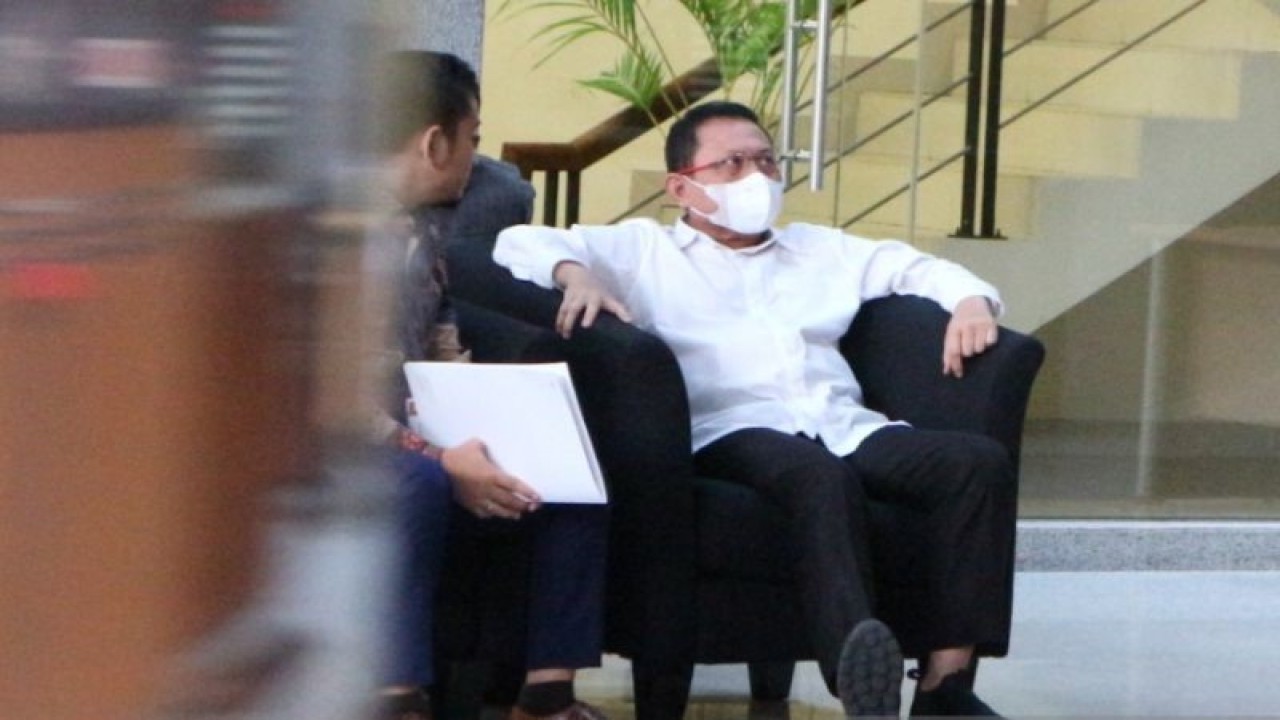 Sekretaris MA Hasbi Hasan (kanan) diperiksa penyidik KPK sebagai saksi dalam penyidikan kasus dugaan suap penanganan perkara MA di Gedung Merah Putih KPK, Jakarta Selatan, Rabu (24/5/2023). ANTARA/Fianda Sjofjan Rassat