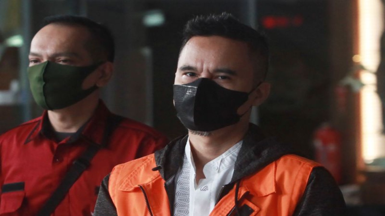 Tersangka kasus dugaan suap Wali Kota Bandung nonaktif Yana Mulyana, Sony Setiadi (kanan) berjalan menuju mobil tahanan usai menjalani pemeriksaan di gedung KPK, Jakarta, Senin (12/6/2023). . ANTARA FOTO/Reno Esnir/rwa. (ANTARA FOTO/RENO ESNIR)