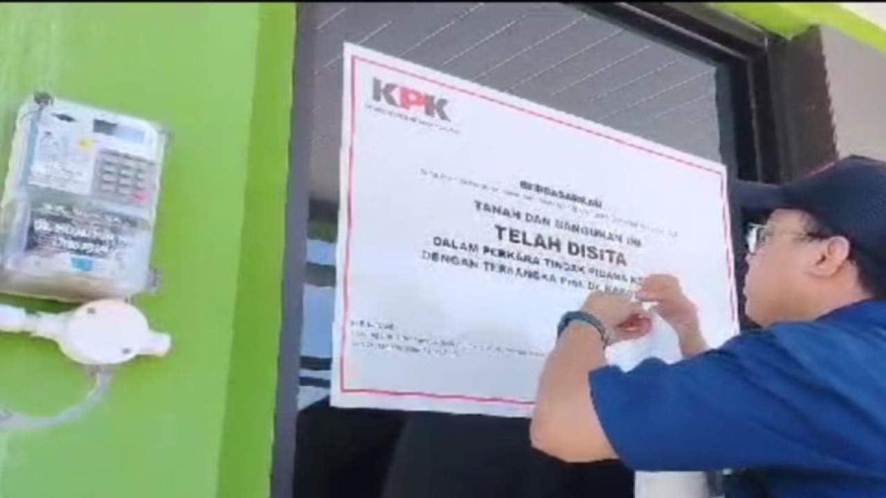 Tim KPK memasang stiker penyitaan di Gedung Lampung Nahdliyin Center (LNC), di Bandarlampung, Senin (26/6/2023). (ANTARA/Dian Hadiyatna)