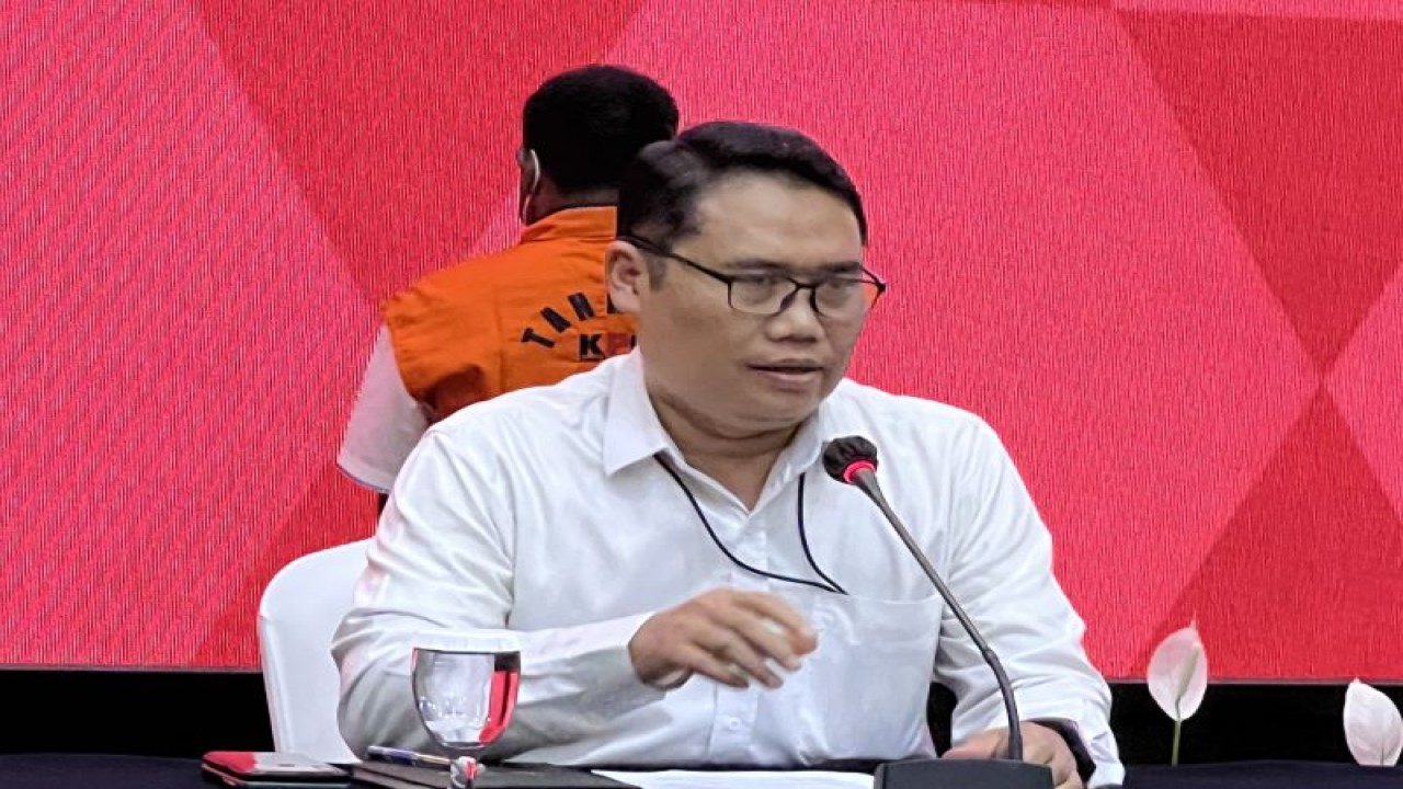 Plt. Deputi Penindakan dan Eksekusi KPK Asep Guntur dalam konferensi pers di Gedung Merah Putih KPK, Jakarta, Senin (19/6/2023). (ANTARA/Putu Indah Savitri)