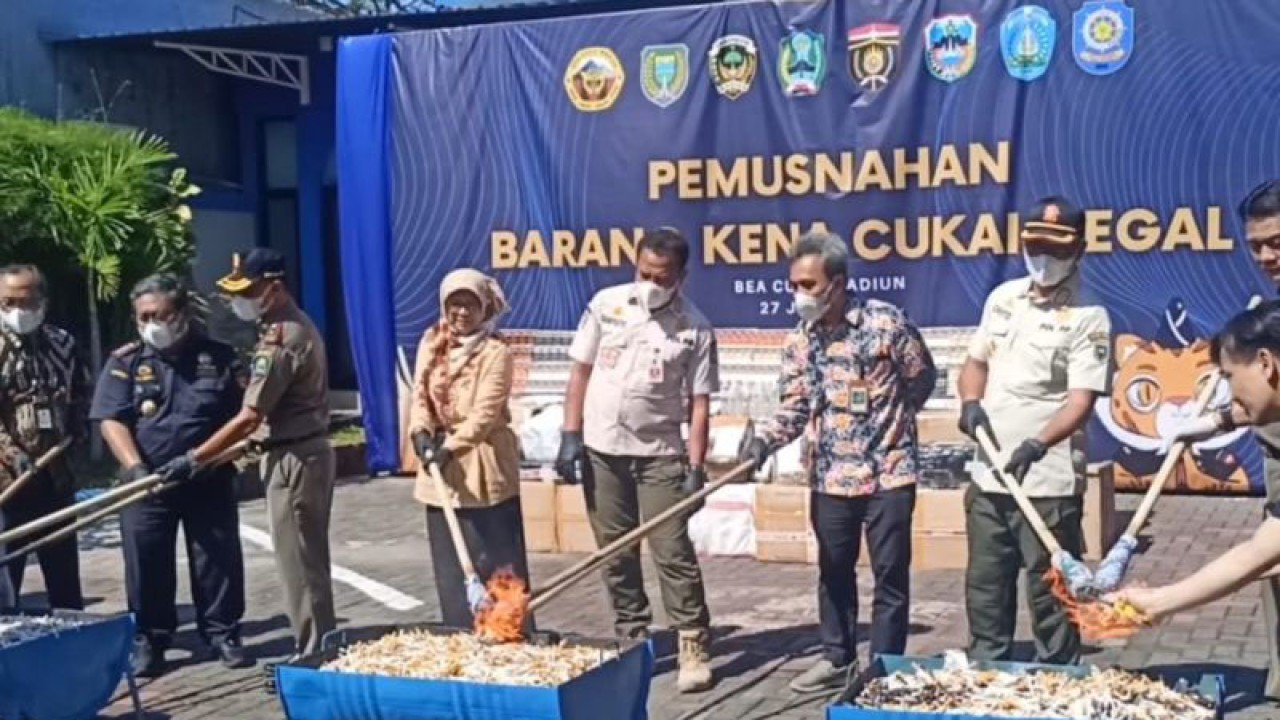 Kantor Pengawasan dan Pelayanan Bea dan Cukai (KPPBC) Tipe Madya Pabean C Madiun memusnahkan barang bukti hasil penindakan di bidang cukai periode Oktober 2022-Maret 2023 berupa rokok ilegal, tembakau iris, dan minuman mengandung alkohol di halaman kantornya, Selasa (27/6/2023). ANTARA/Louis Rika