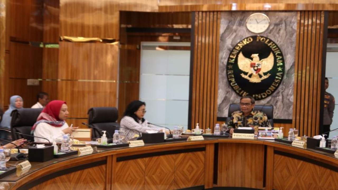 Menteri PPPA Bintang Puspayoga ketika membahas dibentuknya Direktorat Perlindungan Perempuan dan Anak (PPA) dan Tindak Pidana Perdagangan Orang (TPPO) bersama Menko Polhukam Mahfud MD. (ANTARA/HO-KemenPPPA)