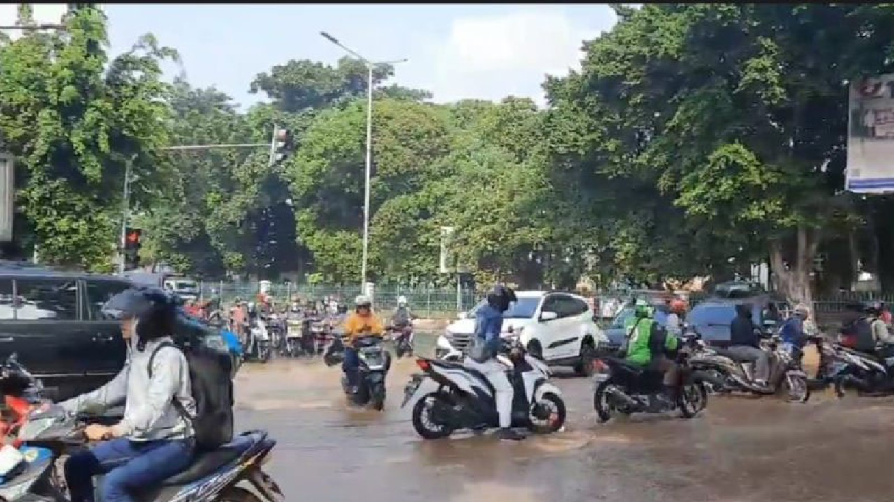 Situasi perempatan Hek, Kramat Jati yang mengalami banjir akibat meluapnya Kali Baru, Kelurahan Kampung Tengah, Kecamatan Kramat Jati, Jakarta Timur, Senin (19/6/2023). ANTARA/Syaiful Hakim