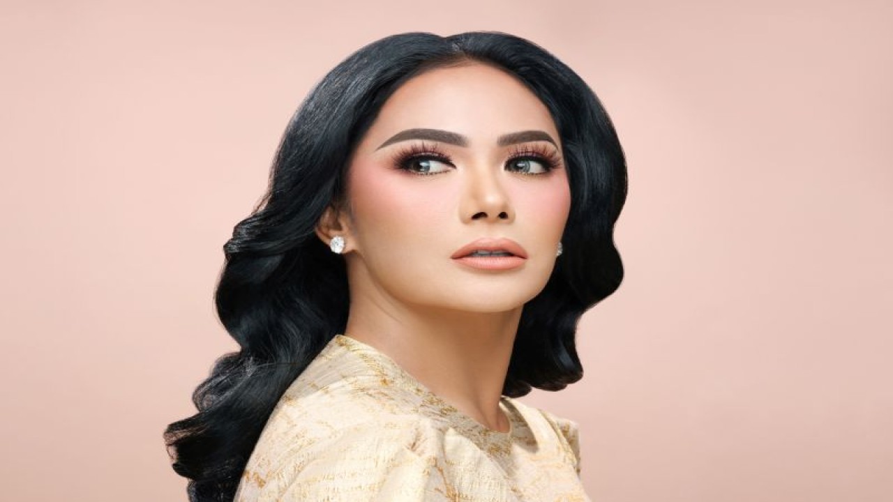 Penyanyi Kris Dayanti resmi merilis lagu terbaru bertajuk "Dekap Semesta" yang merupakan merupakan single ke-3 untuk mini album sang diva, Jumat (9/6). (ANTARA/HO/