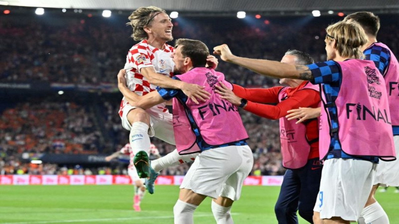 Gelandang Kroasia Luka Modric merayakan keberhasilannya mencetak gol pada pertandingan semifinal UEFA Nations League kontra Belanda di Stadion De Kuip, Rotterdam, Rabu (14/6/2023). Pada pertandingan ini Kroasia menang dengan skor 4-2. (ANTARA/AFP/JOHN THYS)