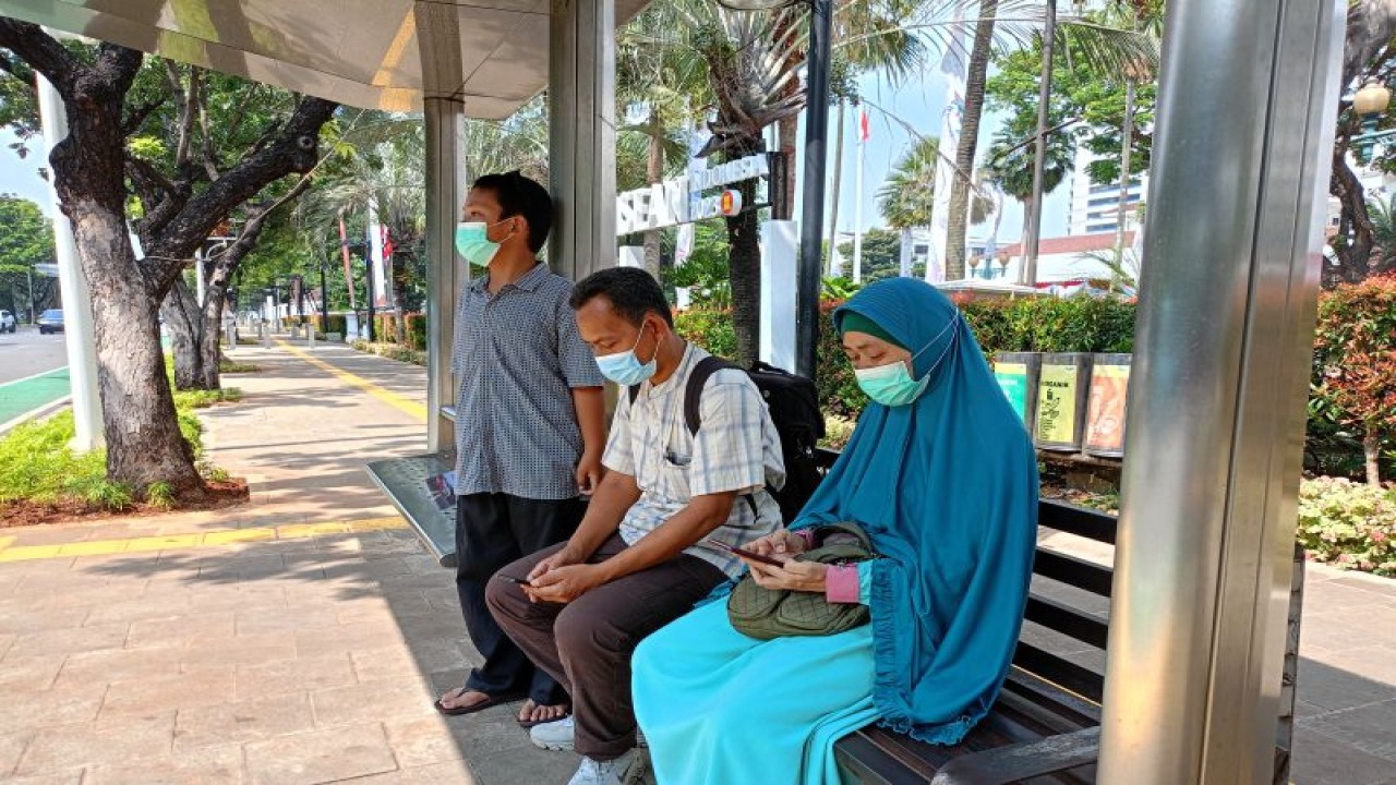 Masyarakat tetap menggunakan masker untuk menghindari polusi udara di Jalan Merdeka Selatan, Jakarta Pusat, Selasa (13/6/2023). ANTARA/Siti Nurhaliza