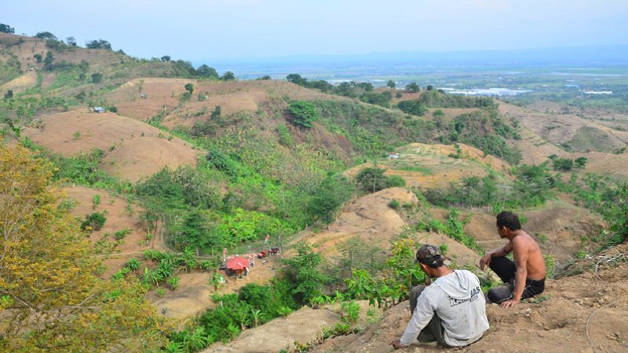 Arsip Foto - Warga melihat hutan yang gersang di pegunungan Patiayam, Jekulo, Kudus, Jawa Tengah, Kamis (28/10/2021). (ANTARA FOTO/YUSUF NUGROHO)