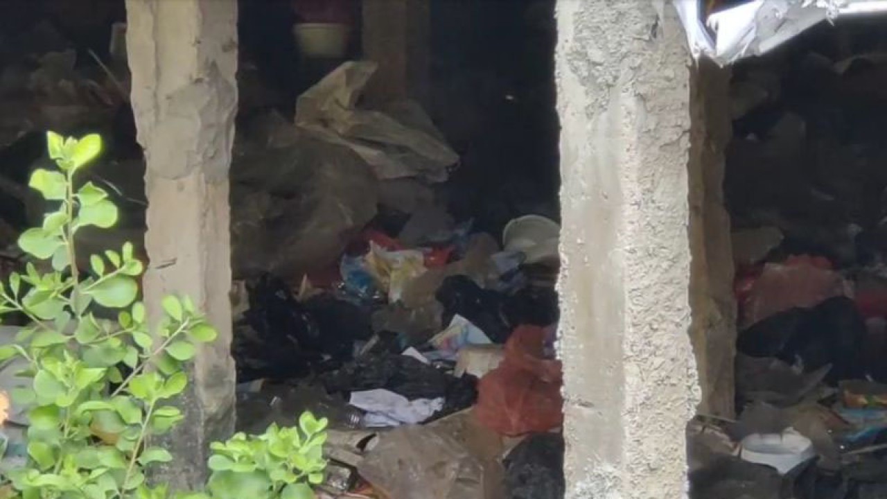 Kubangan sampah di kolong rumah warga di permukiman RT017/RW04 Kapuk Muara, Penjaringan, Jakarta Utara, Senin (26/6/2023). ANTARA/HO-Jurnalis Jakarta Utara
