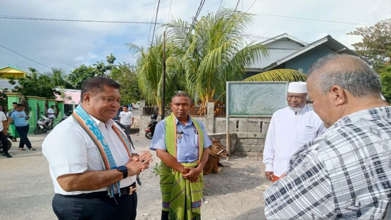 Sekretaris Daerah Kota Kupang Provinsi Nusa Tenggara Timur Fahrensy Priestly Funay (kiri) menyerahkan hewan kurban ke Masjid Al-Islamiyah, Lasiana, Selasa. (ANTARA/Benny Jahang)