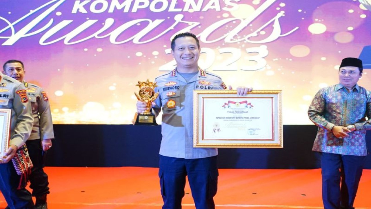 Kapolresta Bandung Kombes Pol Kusworo Wibowo terima Penghargaan Terbaik 1 tingkat polres dalam Kompolnas Awards 2023. (ANTARA/HO-Polresta Bandung)