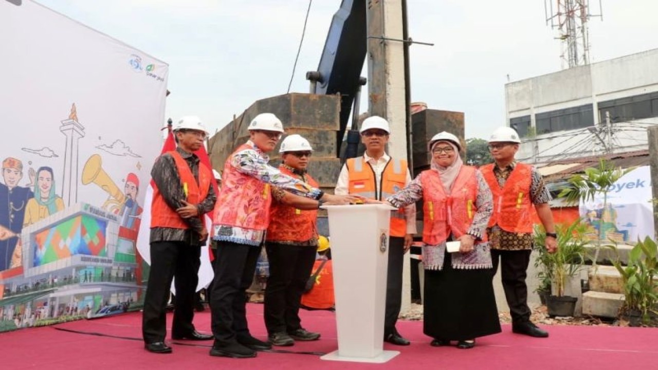 Pj Gubernur DKI Jakarta Heru Budi Hartono didampingi Direktur Utama PT Pasar Jaya Tri Prasetyo melakukan peletakan batu pertama (ground breaking) Revitalisasi Pasar Kwitang Dalam, Kwitang, Jakarta Pusat, Kamis (8/6/2023). ANTARA/HO-Sudin Kominfotik Jakarta Pusat