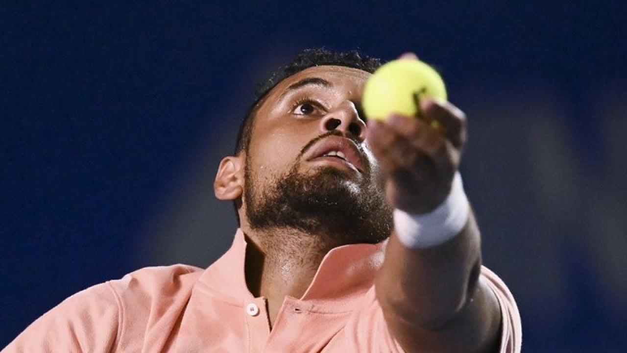 Petenis Australia Nick Kyrgios melakukan servis serves pada laga Mexico ATP Open 500 melawan petenis Prancis Ugo Humbert di Acapulco, Guerrero State, Meksiko (25/2/2020). ANTARA/AFP/Perdo Pardo/aa. (AFP/PEDRO PARDO)