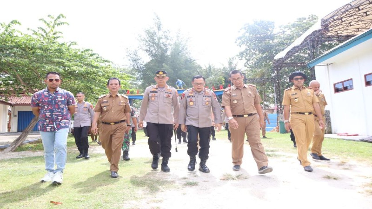 Suasana saat Kapolda Lampung mengunjungi persiapan lokasi kejuaraan Krui pro. (ANTARA/HO)