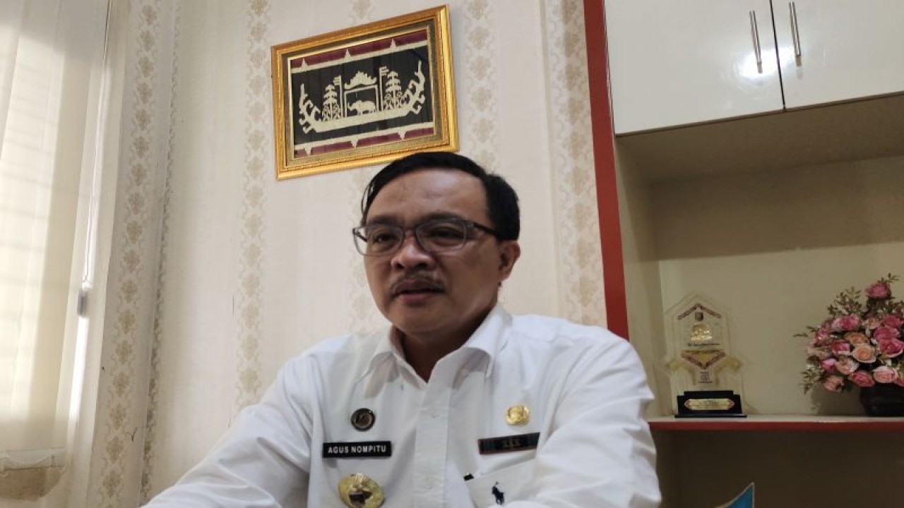 Arsip- Kepala Dinas Tenaga Kerja Provinsi Lampung Agus Nompitu saat memberi keterangan. (ANTARA/Ruth Intan Sozometa Kanafi)