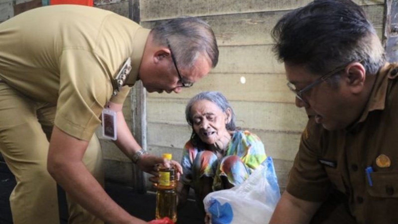 Penjabat Wali Kota Singkawang, Sumastro menyambangi kediaman salah satu lansia yang tinggal sendirian dan memberikan bantuan sosial dan kesehatan, di Singkawang, Jumat (30/06/2023). (ANTARA/Rudi).