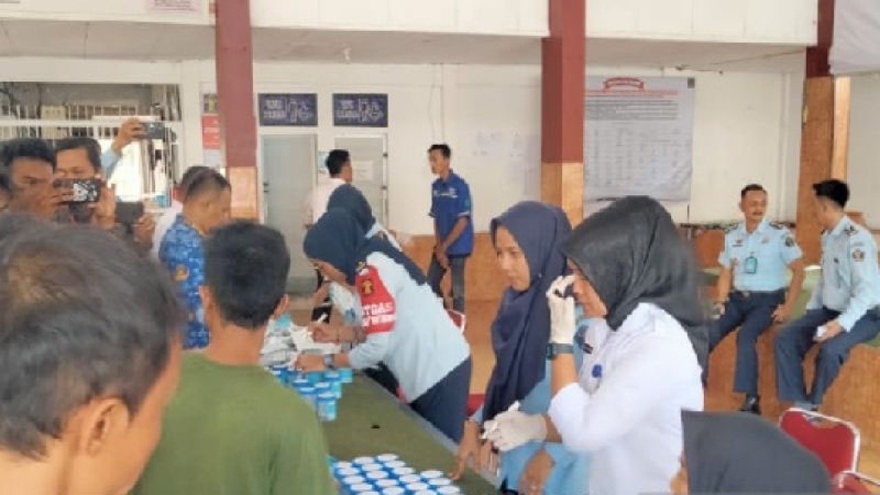 Warga binaan Lapas Padang menjalani tes urine pada Senin (5/2/2023). ANTARA/Fathul Abdi