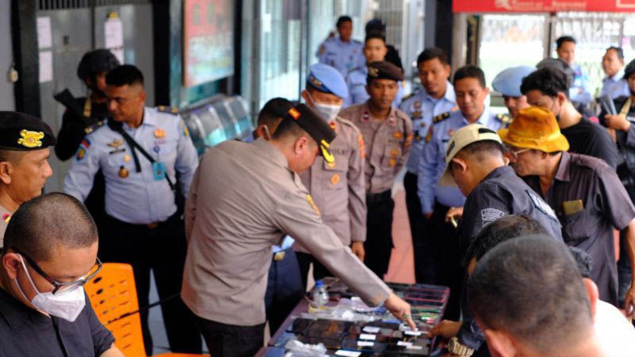 Petugas gabungan menyita barang terlarang yang didapatkan saat razia di Lapas Kelas II B Lhoksukon, Selasa (30/5/2023). ANTARA/HO/Polres Aceh Utara