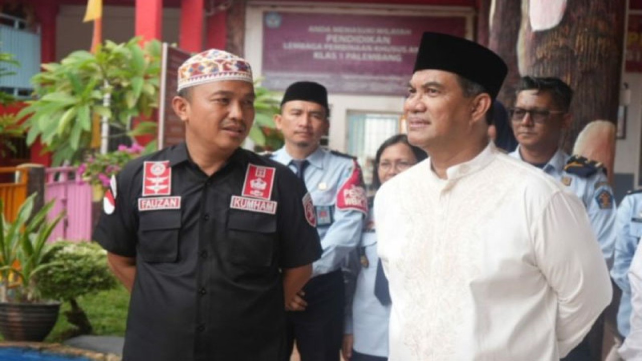 Kakanwil Kemenkumham Sumsel Ilham Djaya pantau layanan kunjungan WBP di lapas dan rutan selama Hari Raya Idul Adha. (ANTARA/Yudi Abdullah/23)