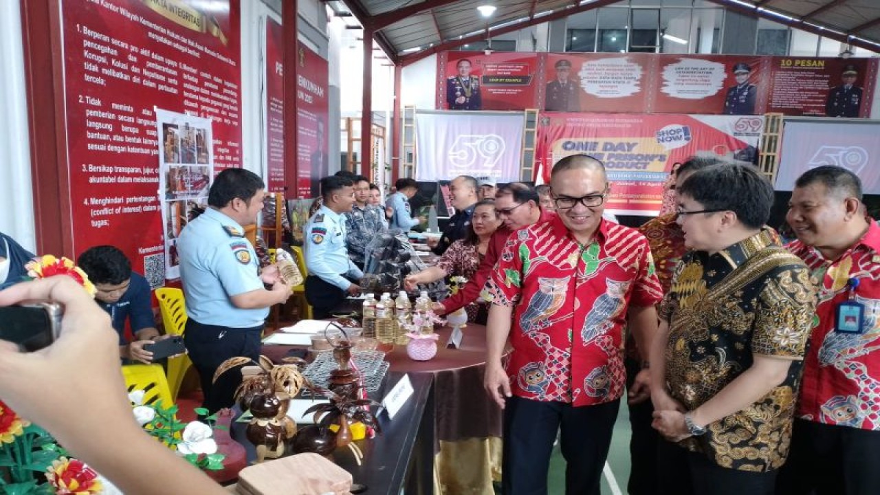 Produk karya dari warga binaan pemasyarakatan pada sejumlah Lapas dan Rutan yang dipamerkan saat pameran bertajuk one day one prison's product, dilaksanakan Kantor Wilayah Kementerian Hukum dan Hak Asasi Manusia Sulawesi Utara, beberapa waktu lalu. ANTARA/Jorie Darondo. (1)