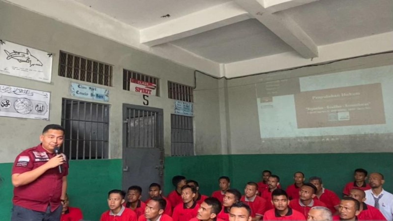 Kasi Binadik Lapas Narkotika Kelas IIA Langkat, Ibnu Taqwim (kiri) saat memberikan sambutan kepada warga binaan pemasyarakatan. (ANTARA/HO-Humas Kemenkumham Sumut).