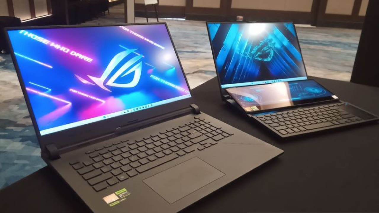 Laptop ROG Strix SCAR 17 (kanan) dan ROG Zephyrus Duo 16 (kiri) yang dilengkapi dengan prosesor AMD Ryzen 7000 Series Processors saat ditampilkan pada acara Advance Your Gaming Experience with ROG Powered by AMD Ryzen 7000 Series Processors di kawasan Tanah Abang, Jakarta Pusat pada Kamis (8/6). (ANTARA/Farhan Arda Nugraha)