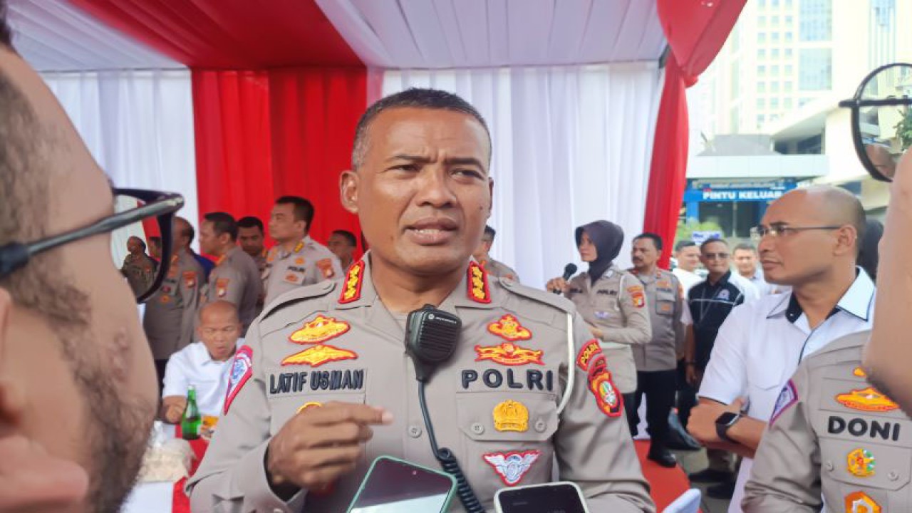 Direktur Lalu Lintas Polda Metro Jaya Kombes Pol Latif Usman saat diwawancarai di Jakarta, Selasa (20/6/2023). ANTARA/Ilham Kausar