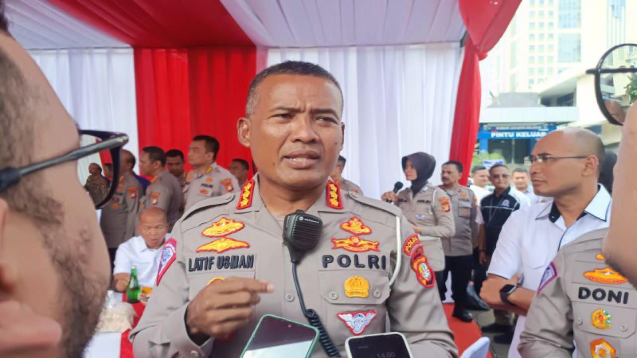 Direktur Lalu Lintas Polda Metro Jaya Kombes Pol Latif Usman saat diwawancarai di Jakarta, Selasa (20/6/2023. ANTARA/Ilham Kausar
