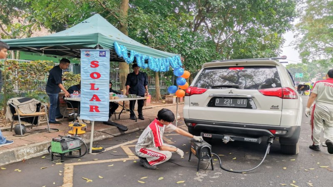 Layanan uji emisi kendaraan bermotor di Kota Cimahi, Jawa Barat, Selasa (6/6/2023). (ANTARA/HO Pemkot Cimahi)