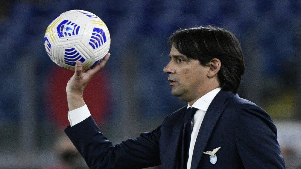 Arsip - Simone Inzaghi telah melatih tim senior Lazio sejak April 2016 melempar bola pada sebuah pertandingan. (AFP/FILIPPO MONTEFORTE)