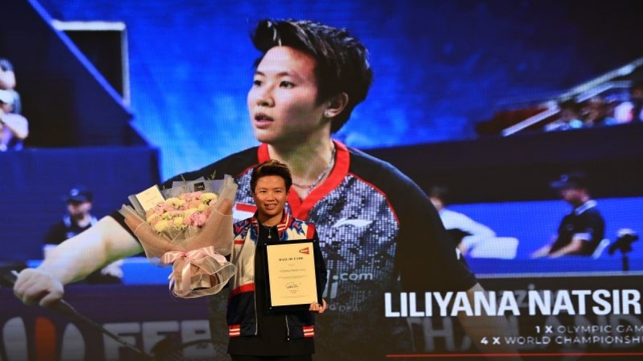 Fito arsip - Liliyana Natsir menunjukkan piagam Hall of Fame dari Federasi Bulu Tangkis Dunia (BWF) di Istora Senayan, Jakarta, Sabtu (18/6/2022). ANTARA FOTO/Sigid Kurniawan/YU