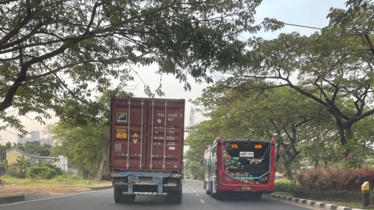 Salah satu bus Trans Semanggi Surabaya (TSS) mencoba menyalip kendaraan lain di Jalan MERR, Kota Surabaya, Rabu (21/6/2023). (FOTO ANTARA/HO-Dok William)