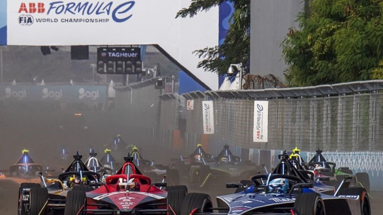 Sejumlah pembalap memacu kecepatannya saat balapan Formula E 2023 Jakarta seri ke-11 di Jakarta International E-Prix Circuit (JIEC), Jakarta, Minggu (4/6/2023). Pembalap tim Maserati MSG Racing Maximilian Gunther menjadi pemenang seusai menyelesaikan balapan dengan catatan waktu 44 menit 57,285 detik disusul posisi kedua diikuti pembalap tim Avalanche Andretti Jake Dennis (45 menit 00,107 detik) dan pembalap tim Jaguar TCS Racing Mitch Evans (45 menit 15,763 detik). ANTARA FOTO/M Risyal Hidayat/rwa.