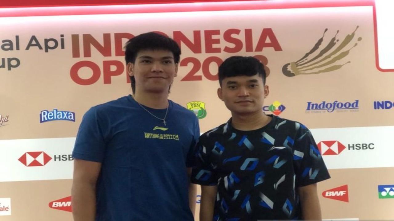 Ganda putra Leo Rolly Carnando/Daniel Marthin lolos dari babak pertama Indonesia Open 2023 setelah mengalahkan Ayato Endo/Yuta Takei (Jepang), dengan skor akhir 23-21, 8-21, 21-12 dalam laga yang berlangsung di Istora Senayan, Jakarta, Selasa. (ANTARA/Roy Rosa Bachtiar)
