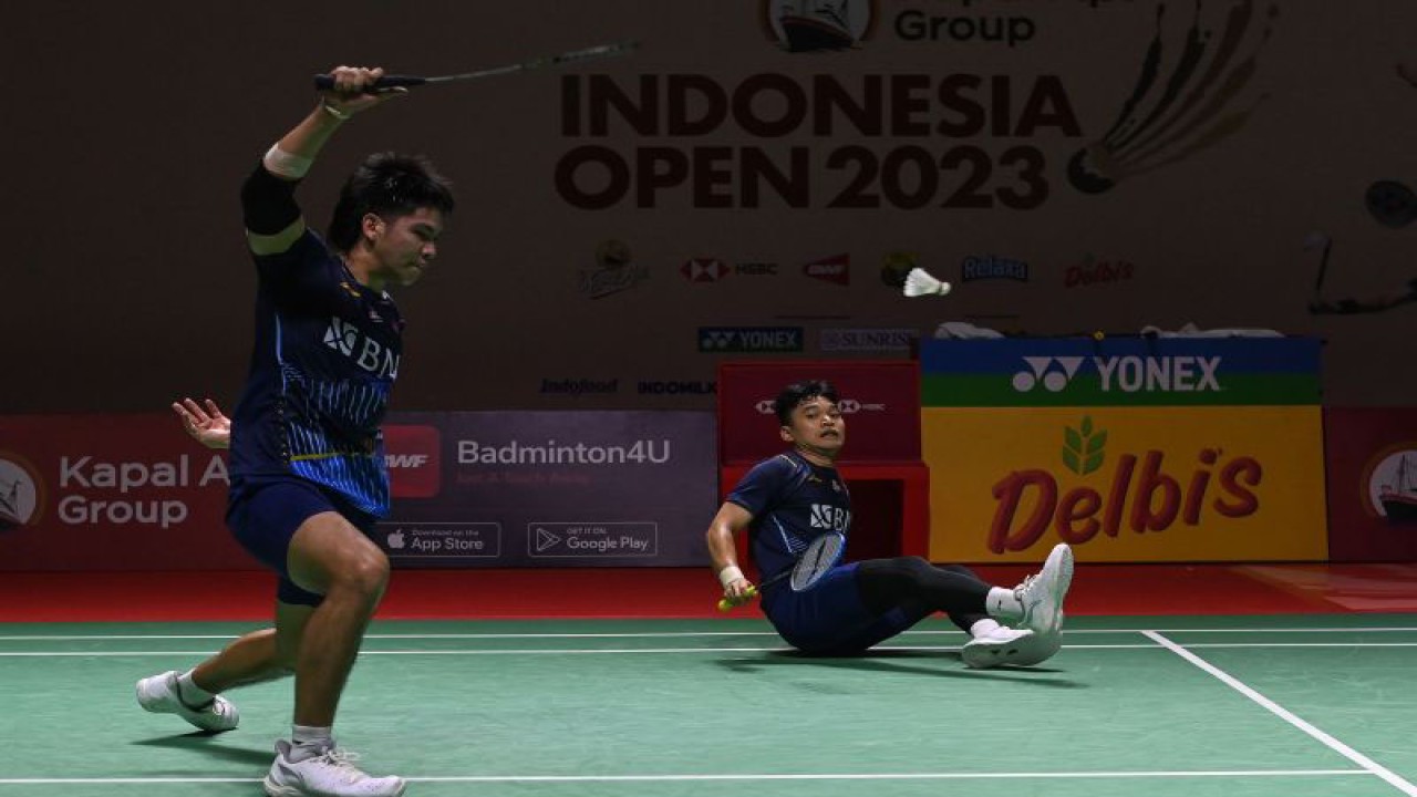 Pebulu tangkis ganda putra Indonesia Daniel Marthin (kiri) dan Leo Rolly Carnando mengembalikan kok ke arah ganda putra Jepang Endo Ayato dan Takei Yuta dalam babak pertama (32 besar) turnamen Indonesia Open 2023 di Istora Senayan, Jakarta, Selasa (13/6/2023). Ganda putra Indonesia berjuluk The Babies itu menang rubber gim (21-23, 21-8, dan 21-12) dalam pertandingan itu sehingga lolos ke babak kedua (16 besar). ANTARA FOTO/Aditya Pradana Putra/foc. (ADITYA PRADANA PUTRA/ADITYA PRADANA PUTRA)