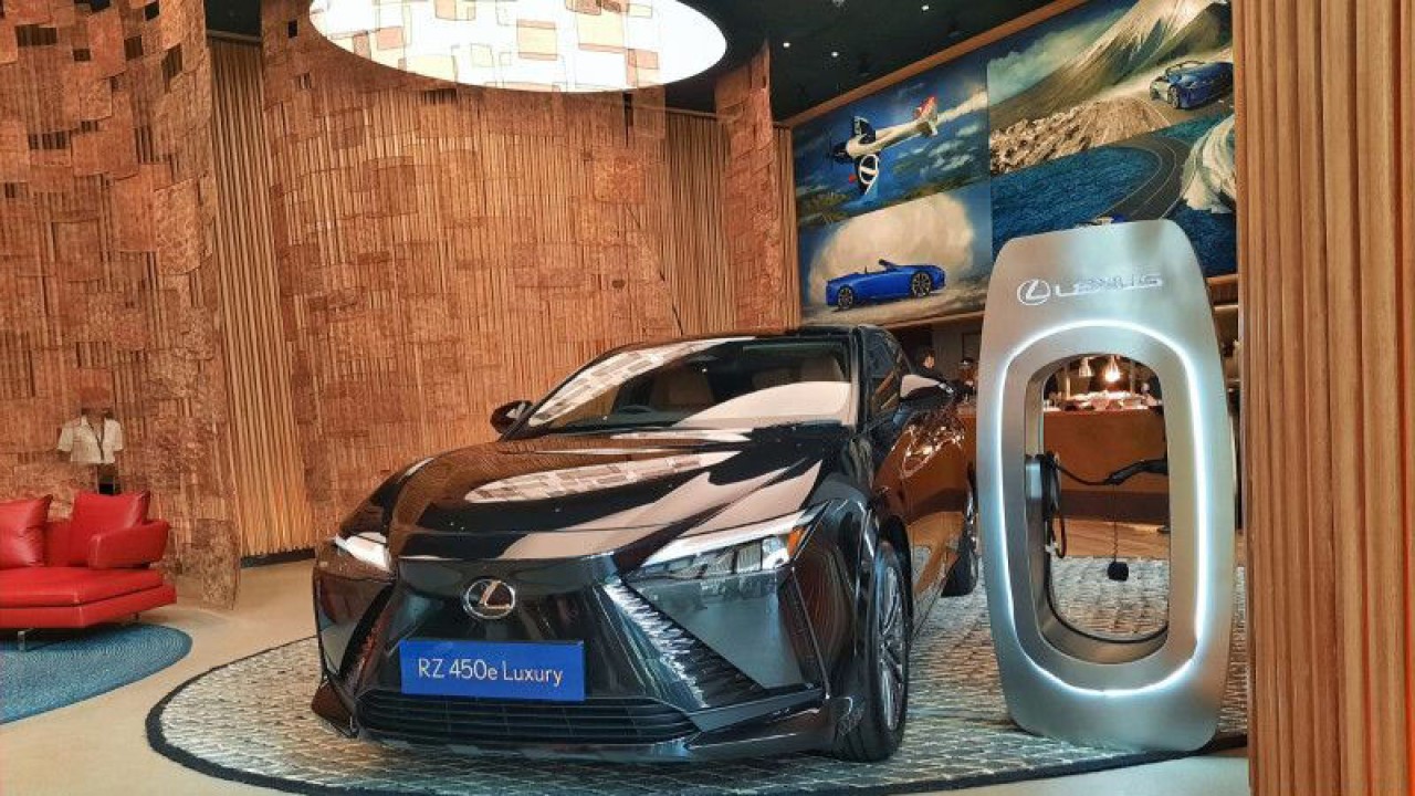 Lexus RZ 450e Luxury. (ANTARA/Chairul Rohman)