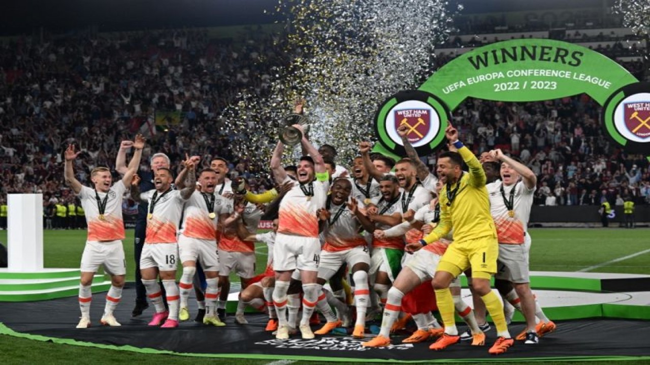 Para pemain West Ham melakukan selebrasi setelah berhasil keluar sebagai juara Liga Conference usai mengalahkan Fiorentina pada partai final dengan skor 2-1 di Stadion Eden Arena, Praha, Republik Ceska, Rabu (7/6/2023). (ANTARA/AFP/MICHAL CIZEK)