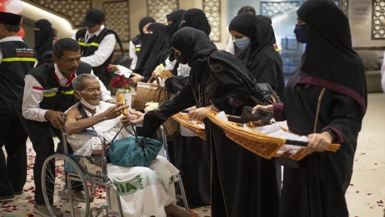 Petugas membantu jemaah calon haji kloter SOC 01 dengan menggunakan kursi roda setibanya di Hotel kawasan Mekah, Arab Saudi, Kamis (1/6/2023). Sebanyak 1897 jemaah yang terbagi dalam lima kloter tiba perdana di Mekah usai menjalankan ibadah sunah Arbain di Madinah. ANTARA FOTO/WAHYU PUTRO A.