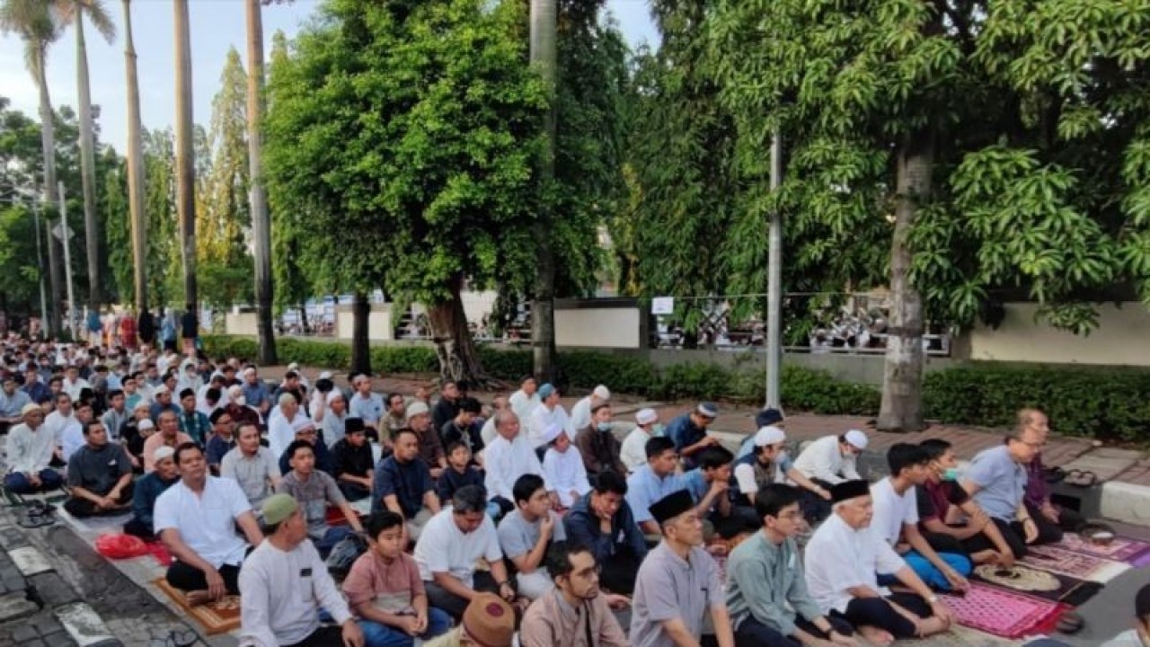 Jamaah memadati Jalan Raya Pondok Kopi untuk melaksanakan Shalat Idul Adha 1444 Hijriah di Masjid Baitusy Syifa Rumah Sakit Islam Jakarta, Pondok Kopi, Jakarta Timur, Rabu pagi (28/6/2023). ANTARA/Syaiful Hakim